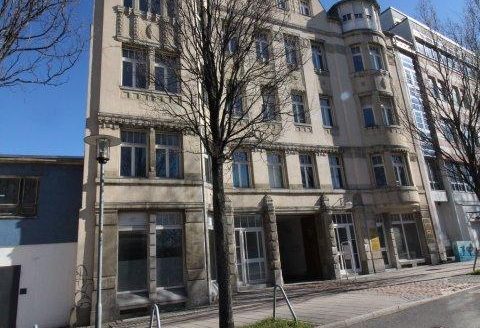 Zentrum mit ebenenderdigem Zugang und Glasfront