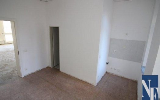 Zentrum mit ebenenderdigem Zugang und Glasfront