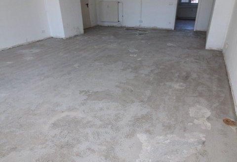 Zentrum mit ebenenderdigem Zugang und Glasfront