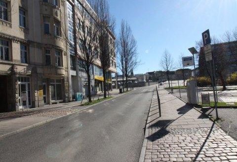 Zentrum mit ebenenderdigem Zugang und Glasfront