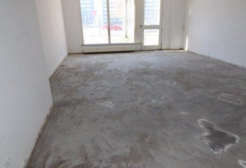 Zentrum mit ebenenderdigem Zugang und Glasfront